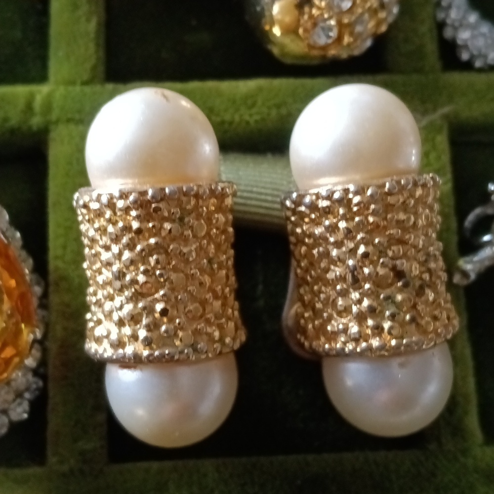 Earrings clip on goldstone pearl